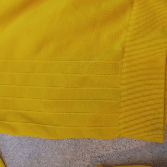 Alphalete Althetics Stylish Amplify  Mustard Yellow Long Sleeve Workout Crop Top - Picture 5 of 7